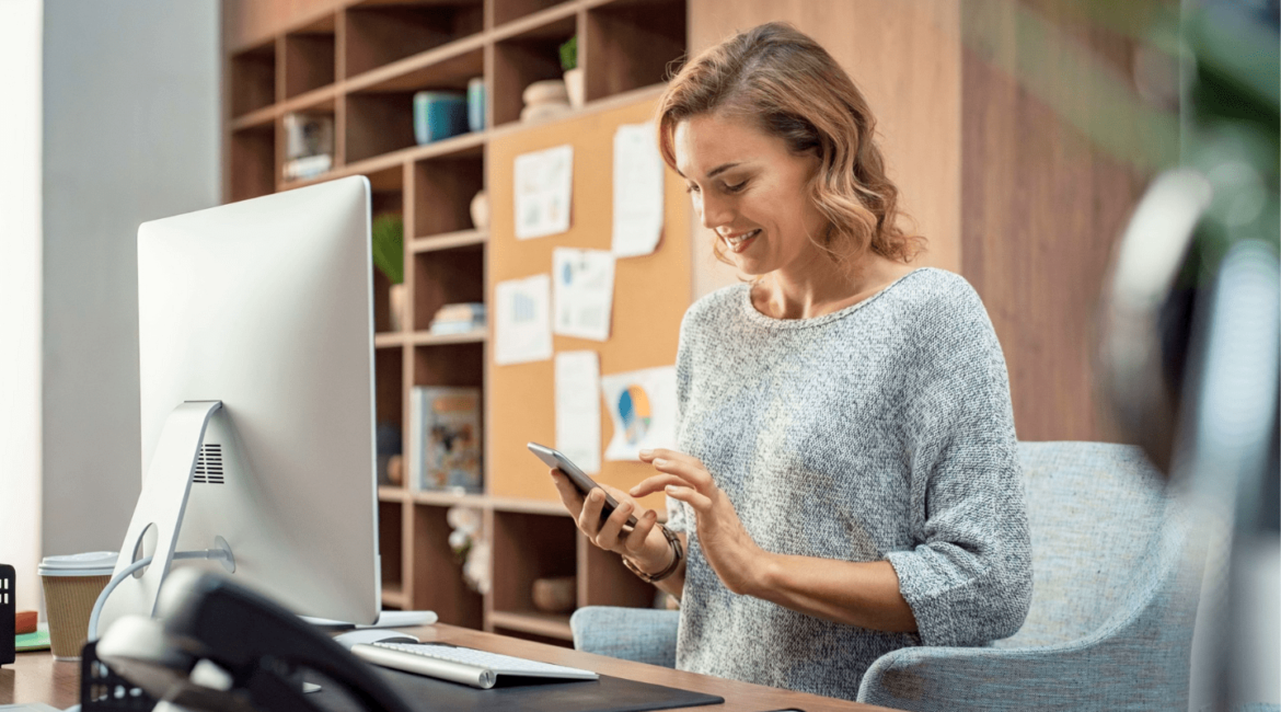 Trabalhar de casa com flexibilidade usando um laptop para ganhar dinheiro na internet.